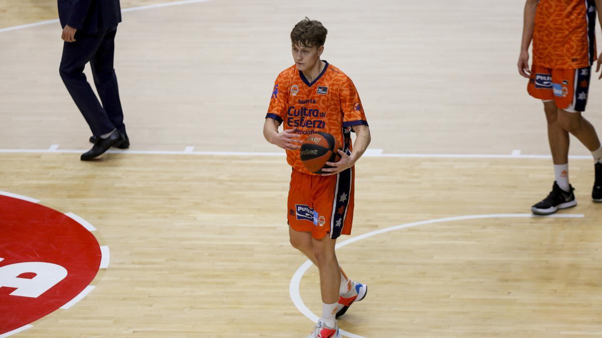 Hilmar Henningsson, durante el calentamiento ante el Burgos.