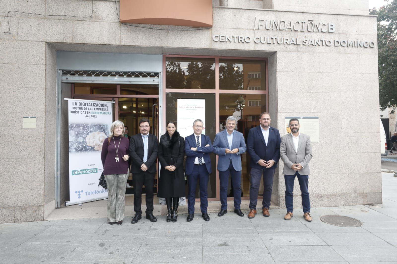 Las autoridades posan en los exteriores del Centro Cultural &#039;Santo Domingo&#039; de la Fundación CB, Mérida