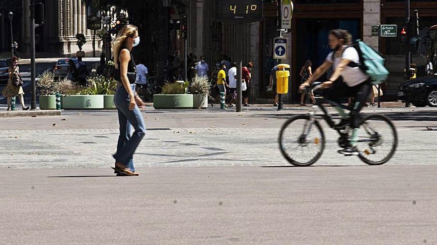 Un peatón y un ciclista, en la nueva plaza del Ayuntamiento