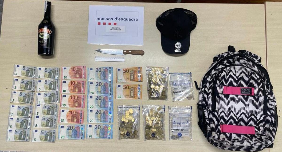Roba licor i 700 euros en una botiga, es deixa el mòbil i el detenen a l’intentar recuperar-lo