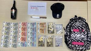 Roba licor i 700 euros en una botiga, es deixa el mòbil i el detenen a l’intentar recuperar-lo