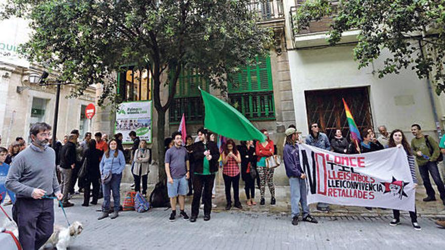 Una treintena de estudiantes protestaron ayer frente a la sede del PP balear.