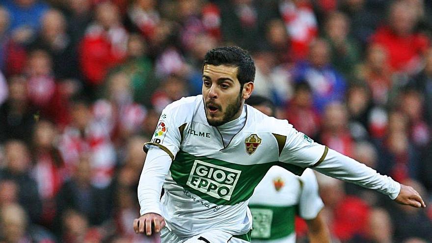 Víctor Rodríguez marca en la última visita del Elche al Athletic en 2015. |