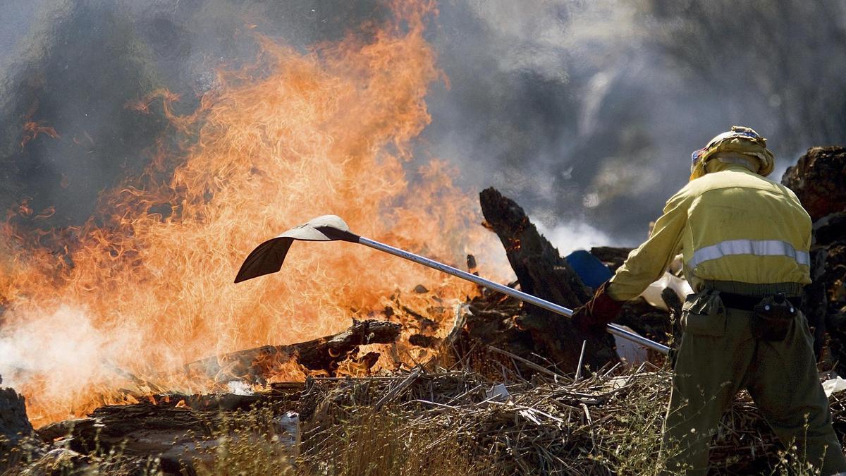 Un bombero apaga un fuego en Moral de Sayago en 2019.