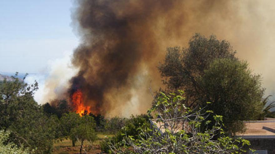 100 vecinos de Sant Josep, desalojados por el incendio