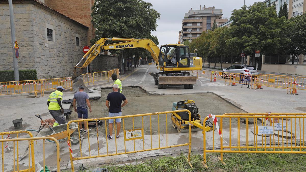 Asfaltatge provisional a la rotonda dels Països Catalans de Girona