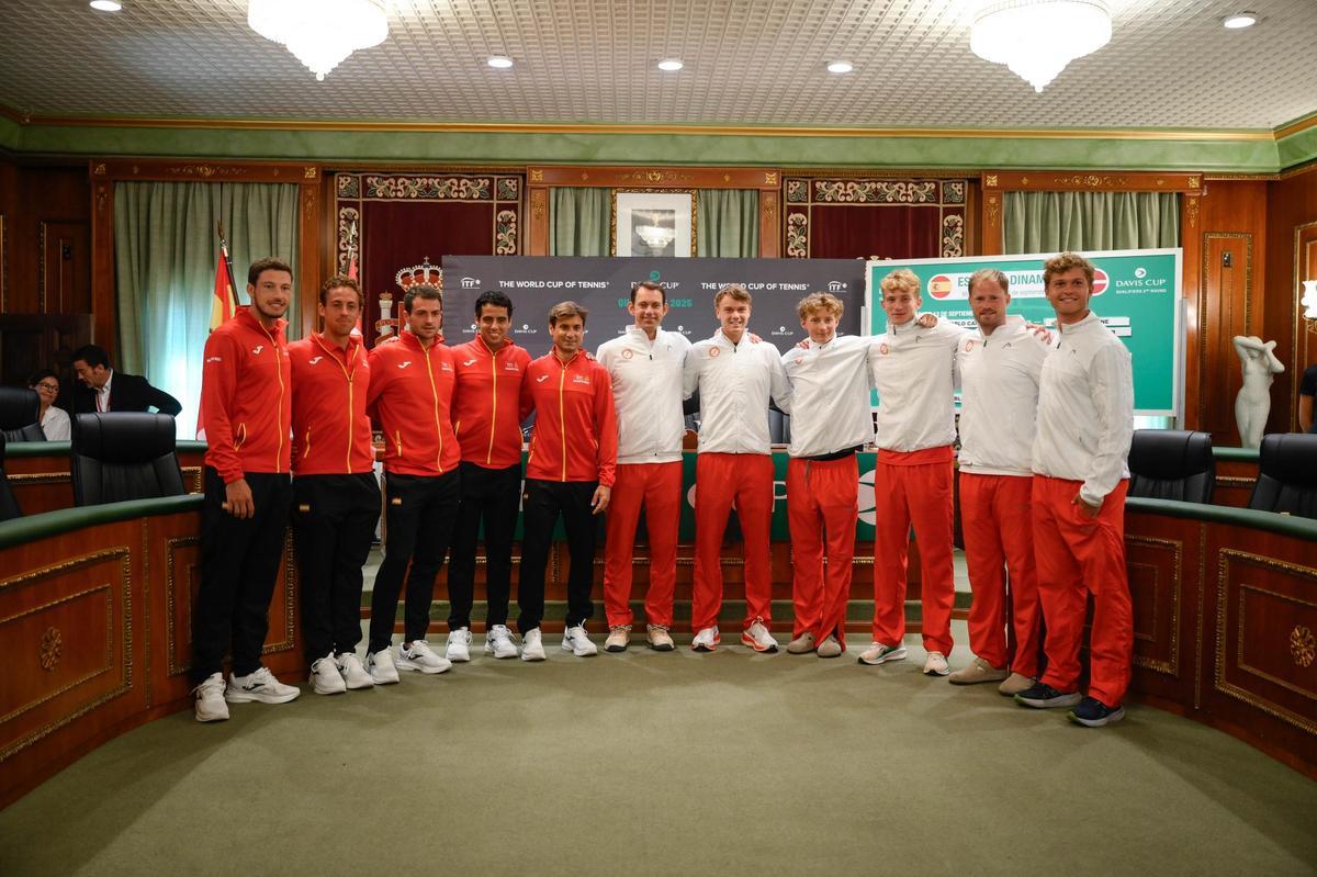 España y Dinamarca posando antes de la serie de la Davis
