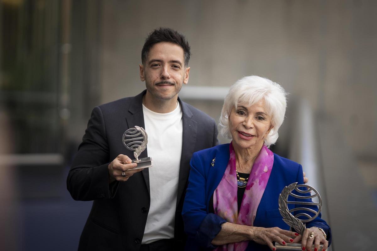 Isabel Allende, la escritora ganadora del Premio Planeta 2026, y Sergio Hernández, escritor finalista, posan para los fotógrafos antes de la rueda de prensa.
