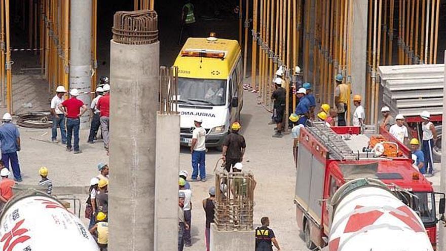 La ambulancia del SUC, en cuyo interior viajaba el trabajador herido, abandona el lugar del accidente.