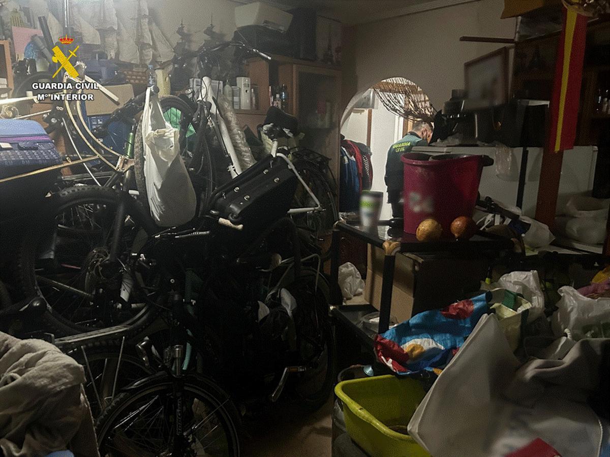 Las bicicletas y patinetes ocupaban toda la vivienda del detenido