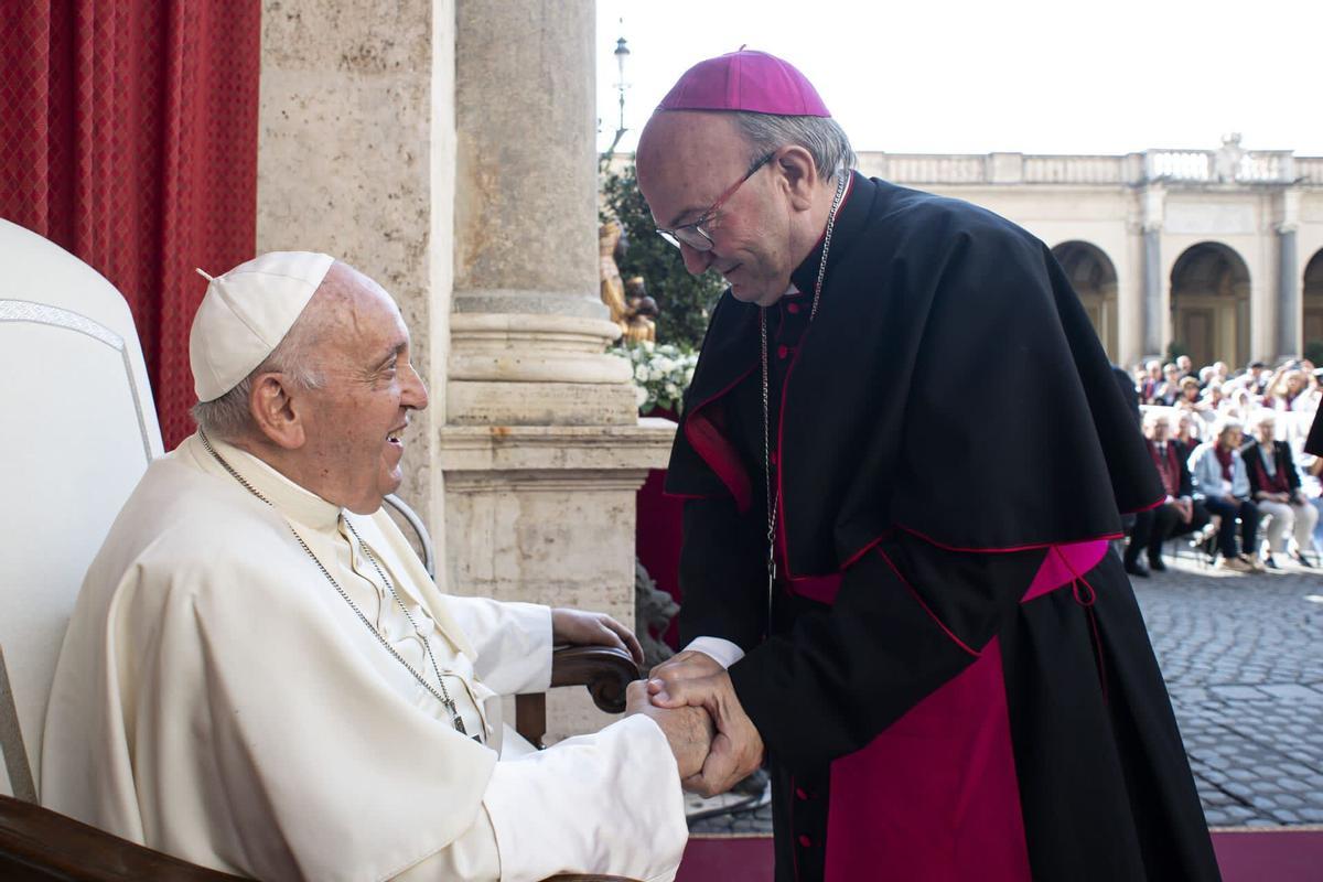 El obispo ilicitano de Solsona, Francisco Conesa, con Su Santidad el Papa Francisco en el Vaticano en octubre de 2023