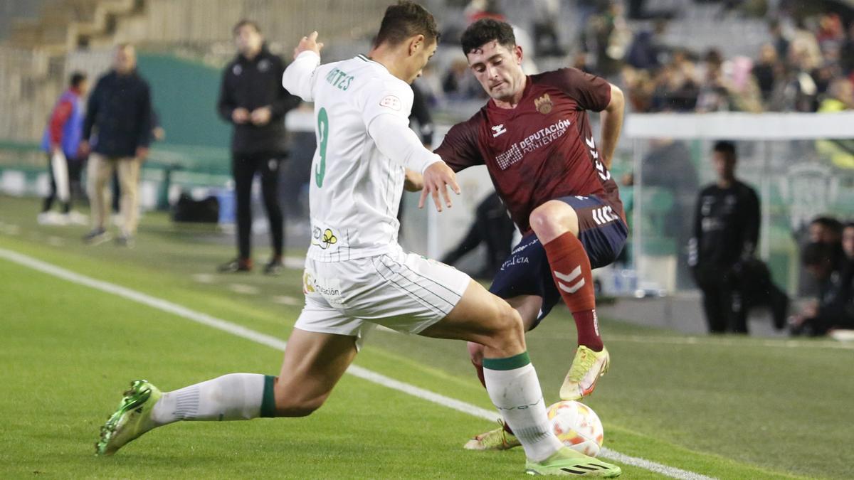 Oier Calvillo controla el balón ante un defensa del Córdoba.