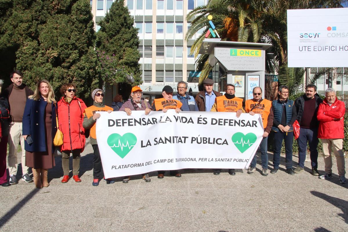 Entidades sociales ante el Hospital Joan XXIII de Tarragona, este jueves.
