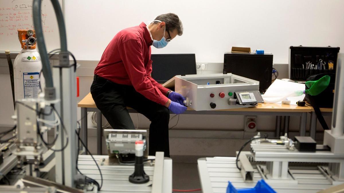 El cirujano cardiovascular del Hospital Regional de Málaga Ignacio Díaz de Tuesta revisaba este pasado sábado el modelo de respirador &#039;Málaga Respira 3&#039;