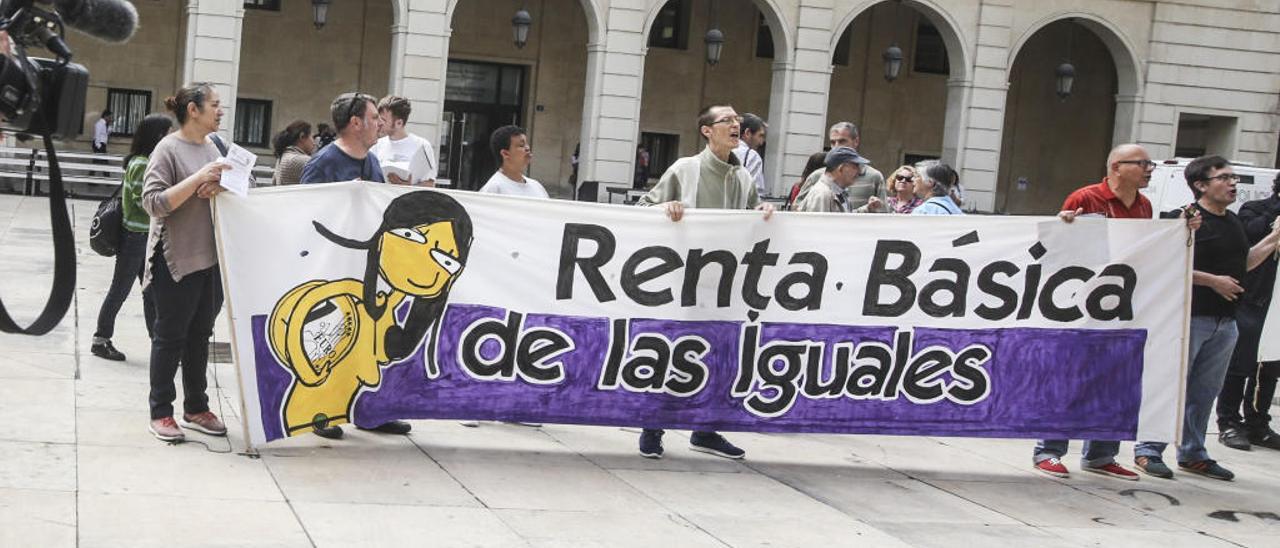 Protesta de ayer en la plaza del Ayuntamiento por el retraso en el pago de esta renta.