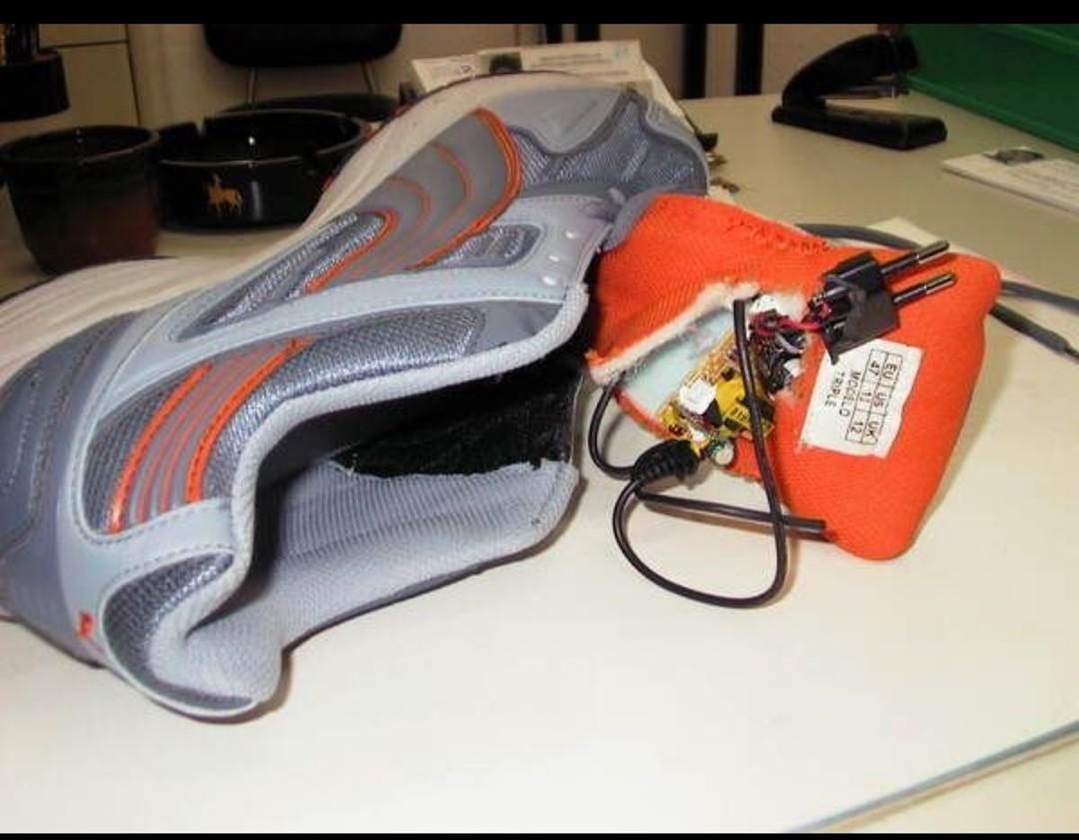 Un móvil en una zapatilla.