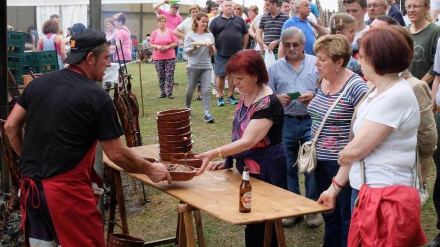 Un asador, ayer, repartiendo raciones de cordero en La Teyerona.