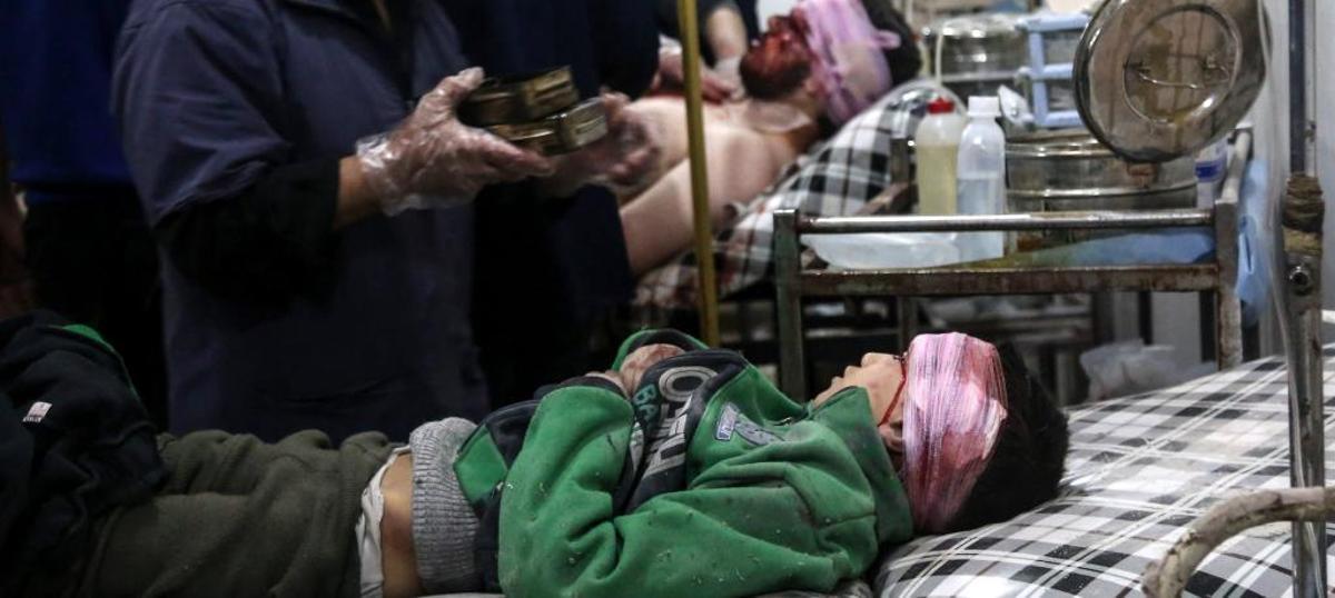 Un niño es atendido tras el ataque de este martes