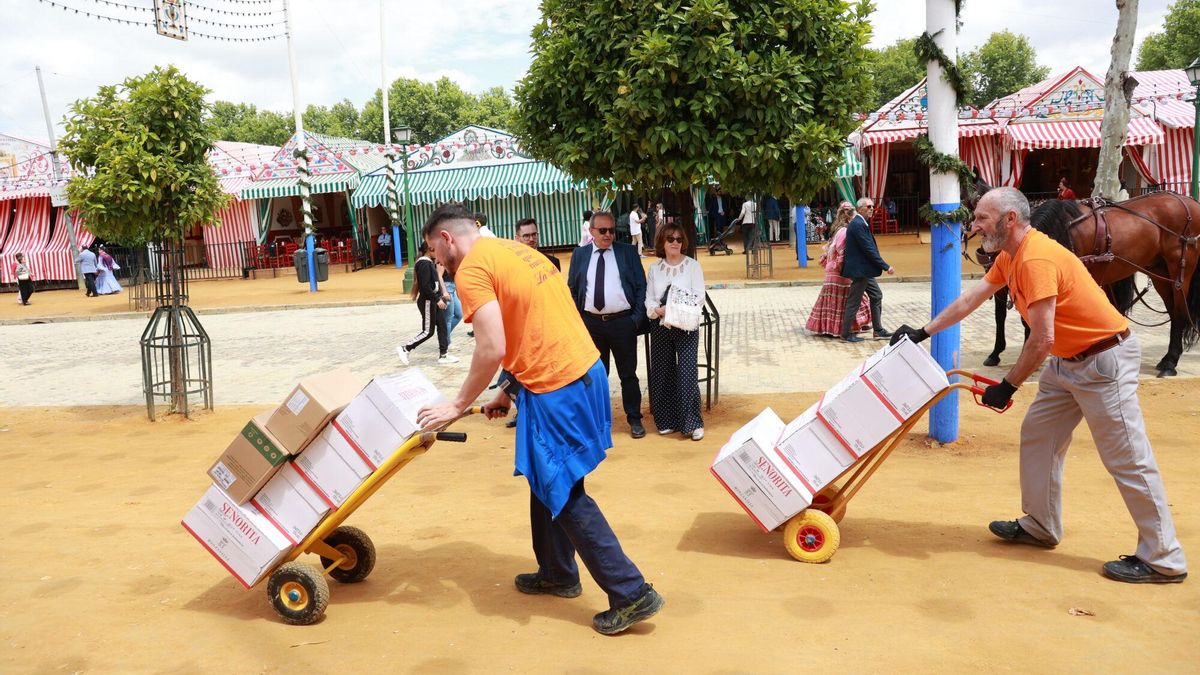 Repartidores en la Feria de abril de Sevilla. A 07 de mayo de 2025, en Sevilla (Andalucía, España). Ambiente en el Real de la Feria de Abril de Sevilla. 07 MAYO 2025 Rocío Ruz / Europa Press 07/05/2025. Rocío Ruz;category_code_new;