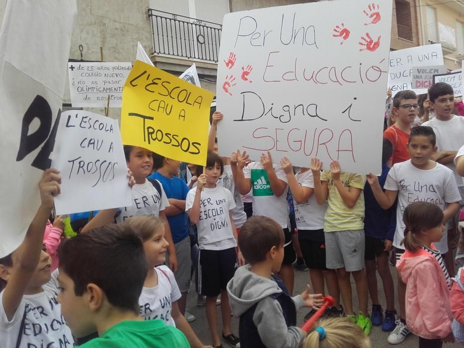 Protesta por el mal estado del colegio de la Font d'en Carròs