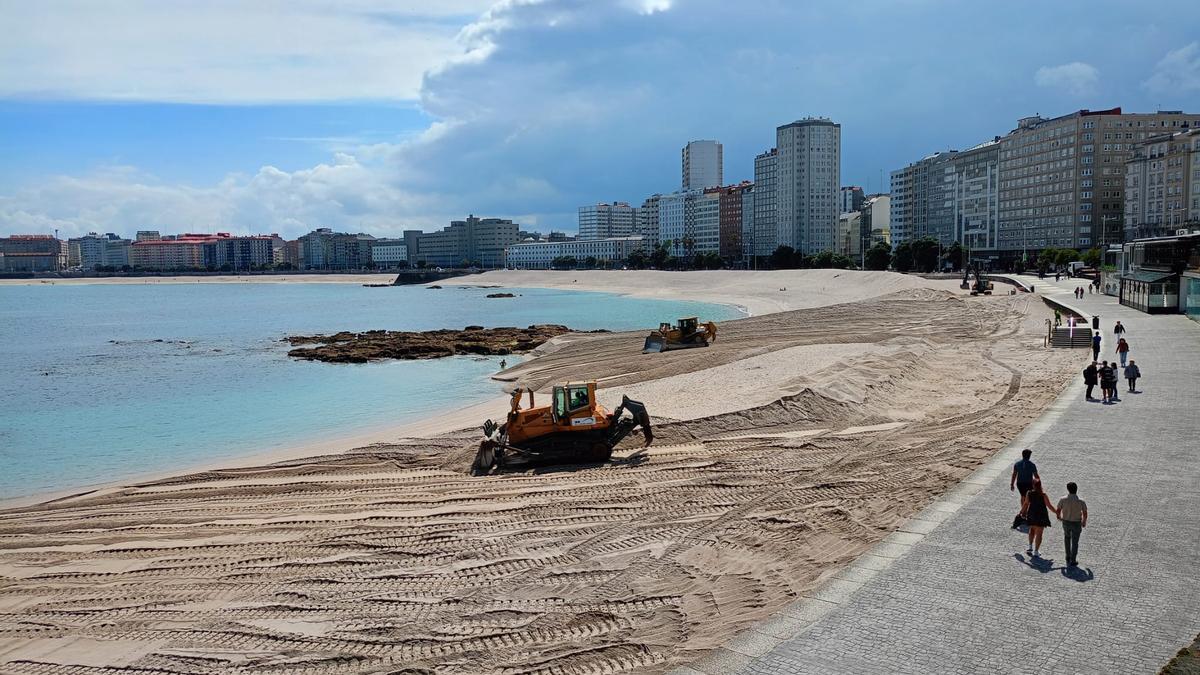 Comienza la retirada de la duna de Riazor