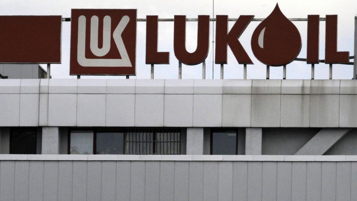 Oficinas de la petrolera rusa Lukoil en Sofia, capital de Bulgaria.  VALENTINA PETROVA / AP