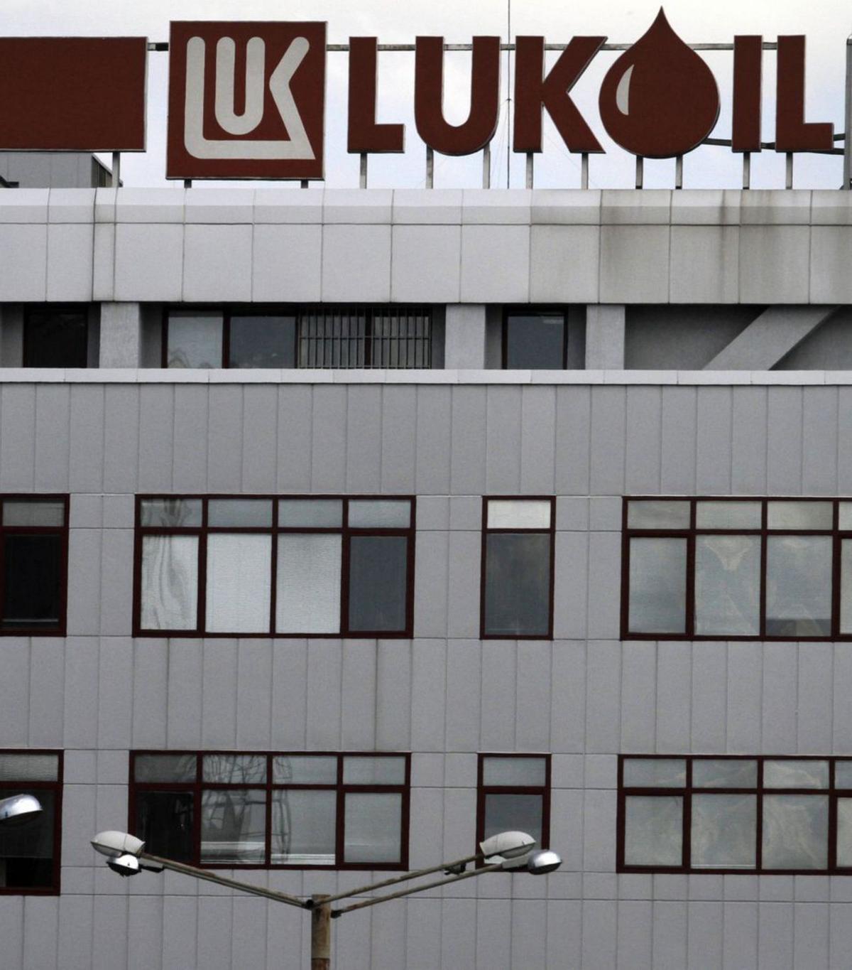 Oficinas de la petrolera rusa Lukoil en Sofia, capital de Bulgaria.  VALENTINA PETROVA / AP