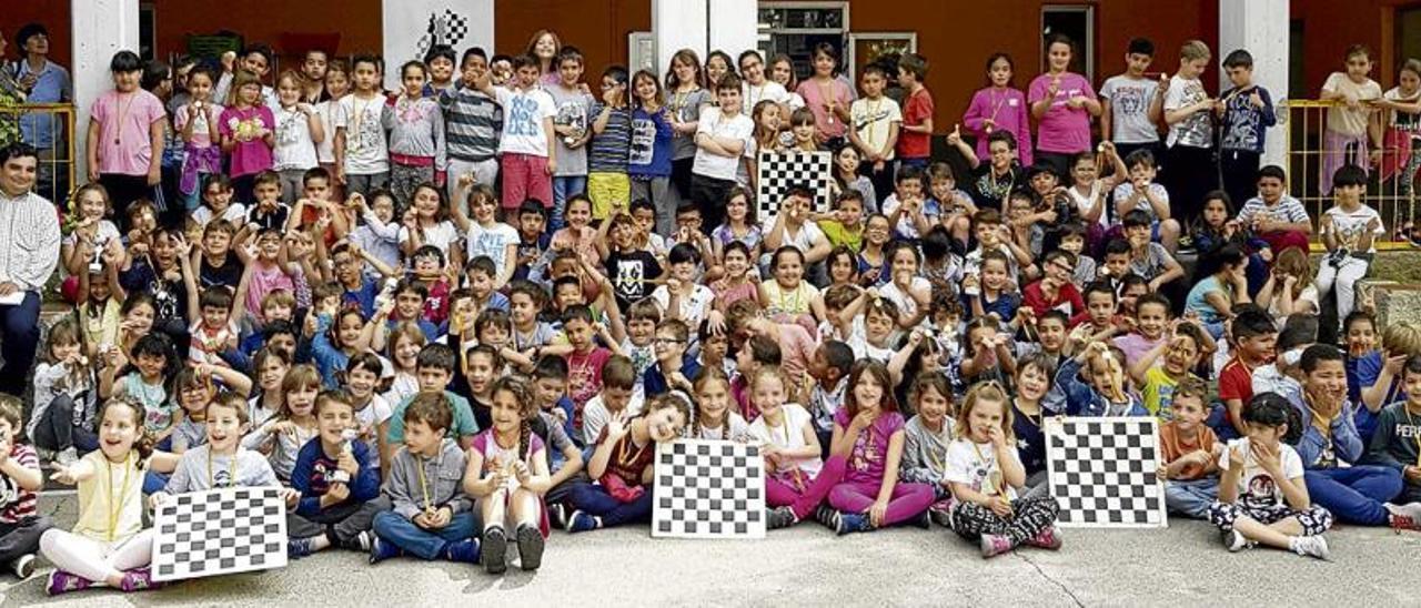 Foto de familia de los participantes en el torneo que cerró el curso en el colegio Es Canyar de Manacor.