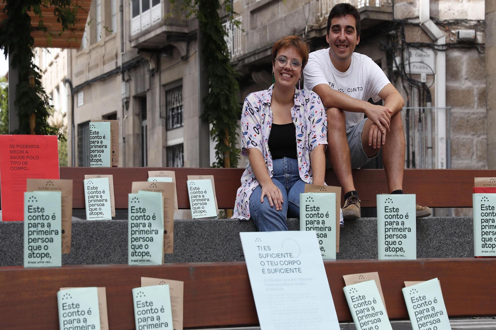 Alba Cobo e Isaac Pujales en Ronda de Don Bosco con los libros que repartieron por toda la ciudad.