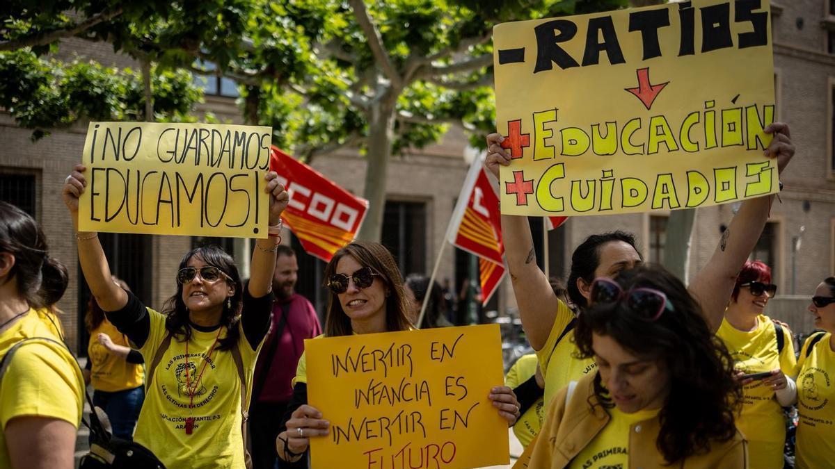 Las educadoras de 0 a 3 años de Aragón protestan en Zaragoza durante la huelga estatal, este jueves.