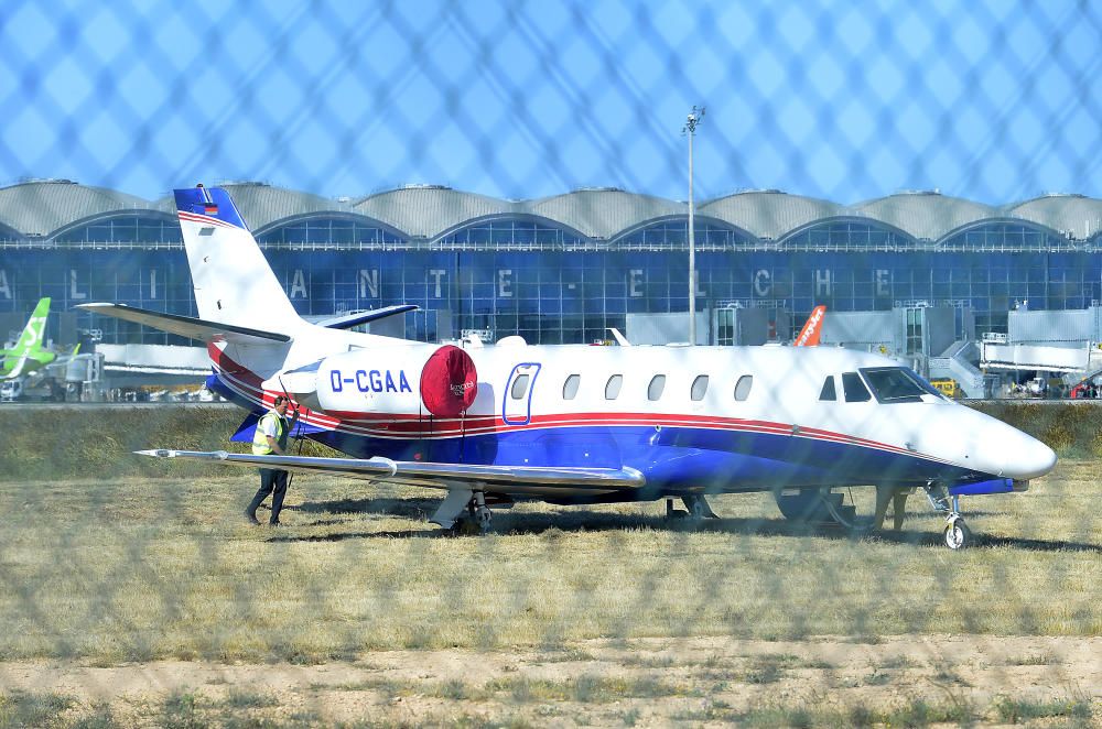 El aeropuerto estuvo inoperativo durante casi cuatro horas tras salirse de la pista un jet privado por un problema al aterrizar, posiblemente un reventón