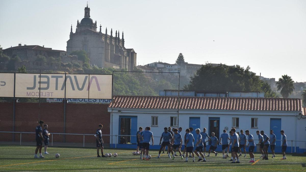 El Coria, con la concatedral al fondo.