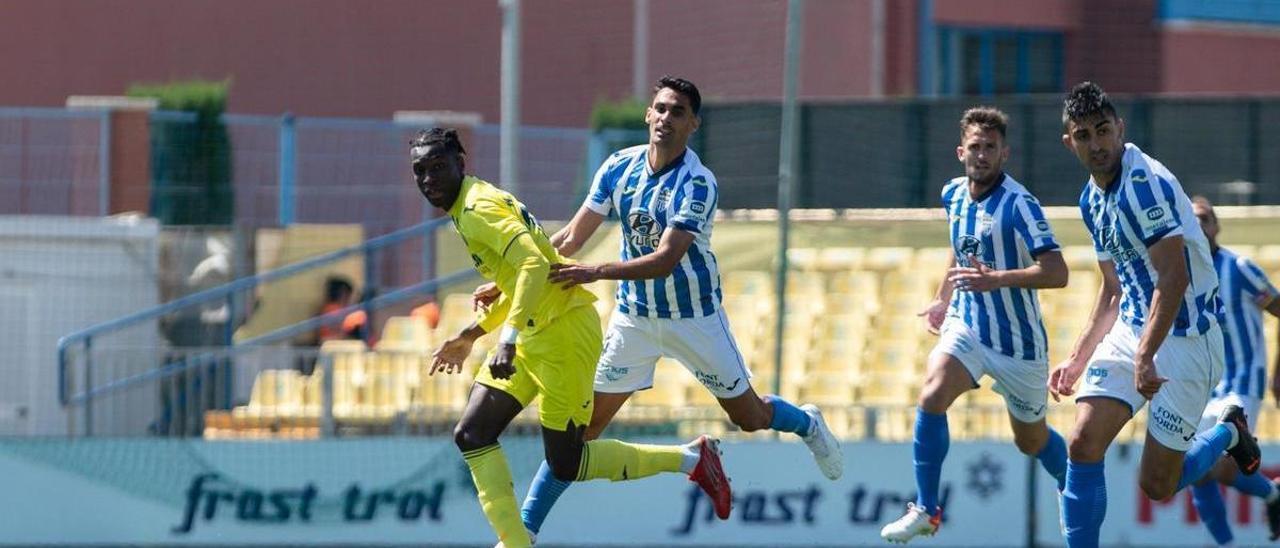 Olaortua conduce el balón en el encuentro ante el Villarreal B.