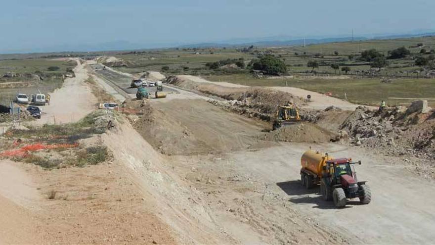 Extremadura trabaja con el Estado para que las obras del AVE vuelvan a normalidad