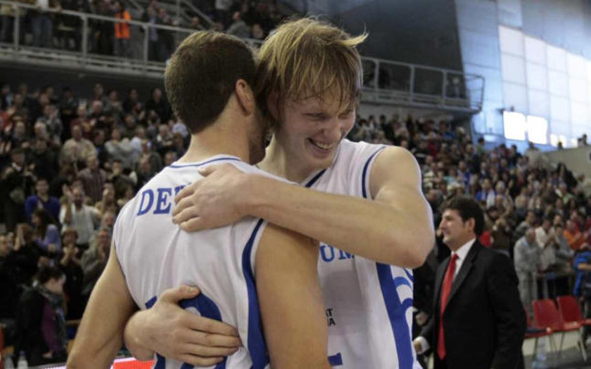 Singler se abraza con Dewar a la conclusión del encuentro.
