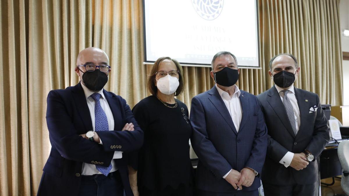 Por la izquierda, el decano de Filosofía y Letras, José Antonio Gómez; Ana Cano; Xosé Antón González Riaño y el rector Ignacio Villaverde, en la inauguración de les Xornaes d´Estudiu de la Academia de la Llingua. | L. Murias