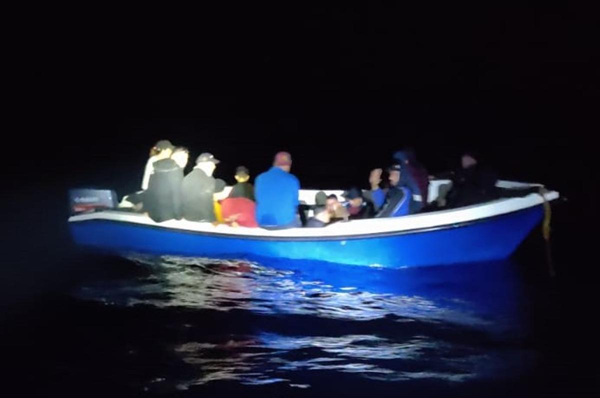 Migranten auf einem vor Mallorca aufgegriffenen Boot.