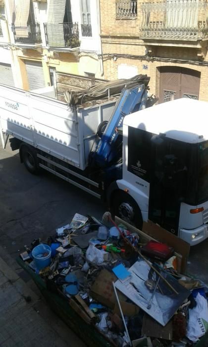 Retirada de basura del hotel okupa del Cabanyal