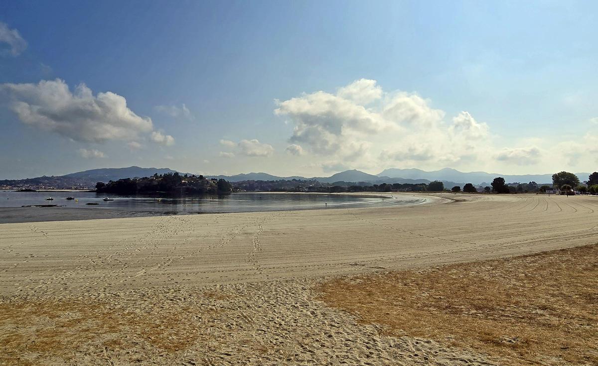 Vista de la playa de A Ladeira vacía y con bandera roja por la contaminación del agua
