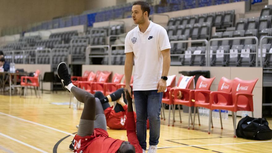 Sergi Juanola: «Combino la meva formació amb la meva gran passió, el bàsquet»