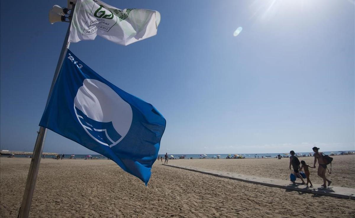 Bandera azul en la playa de Segur de Calafell, en una imagen de archivo.