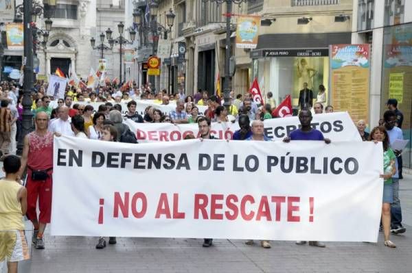 Colectivos y sindicatos salen a la calle unidos contra los recortes