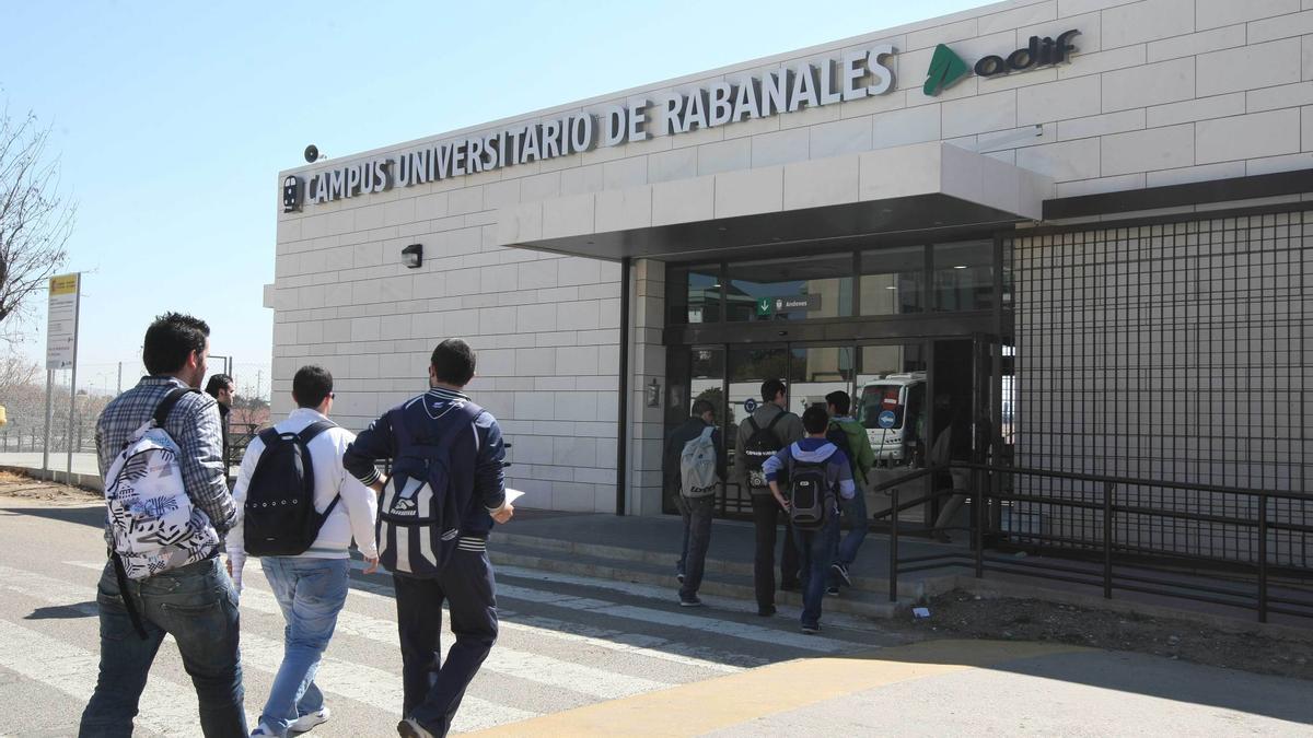 Apeadero de tren en el campus de Rabanales de la Universidad de Córdoba.