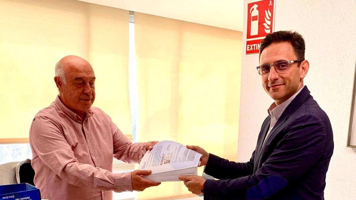 José Antonio Gómez entrega los avales en la sede del PSOE de Málaga.