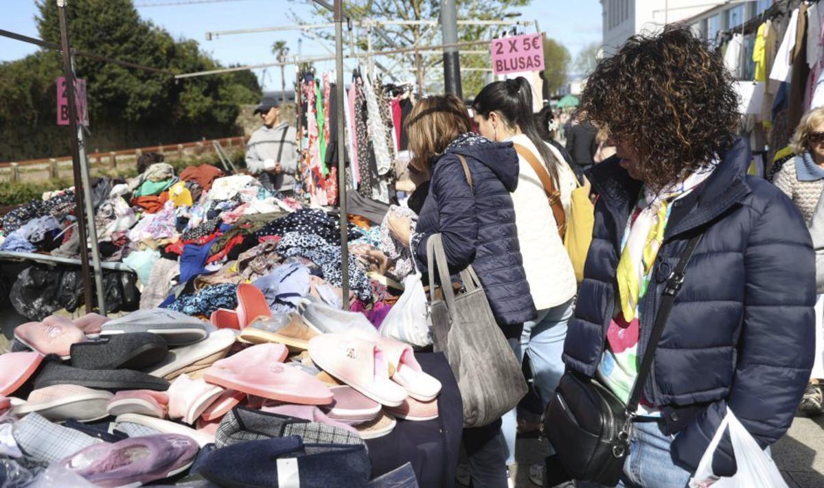Un puesto de venta de calzado. | NOÉ PARGA