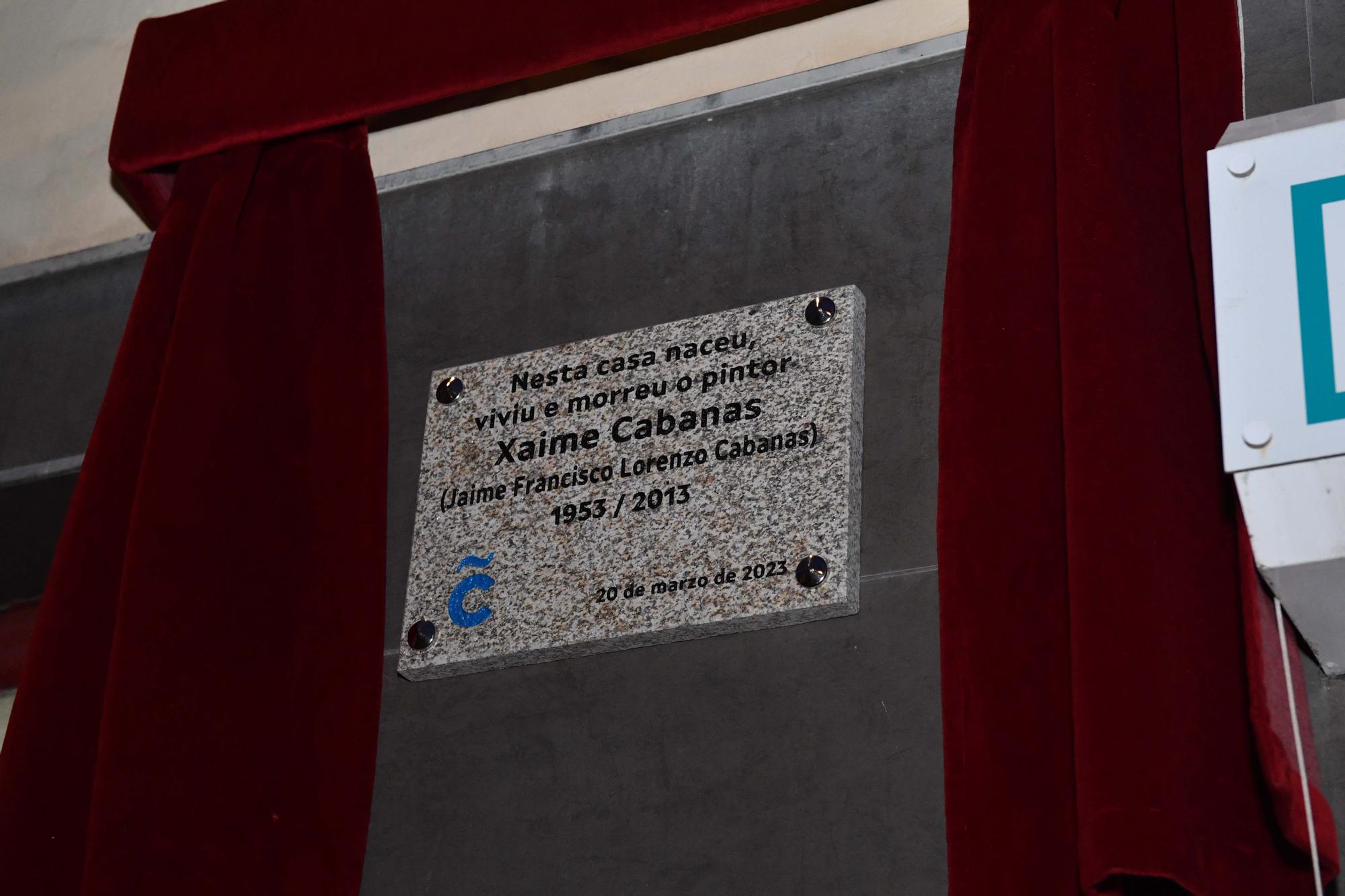 Placa a Xaime Cabanas en la casa de A Coruña donde nació y vivió