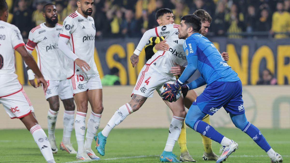 Agustín Rossi, portero de Flamengo atrapa un balón en el partido de vuelta de cuartos de final de la Copa Libertadores entre Peñarol y Flamengo