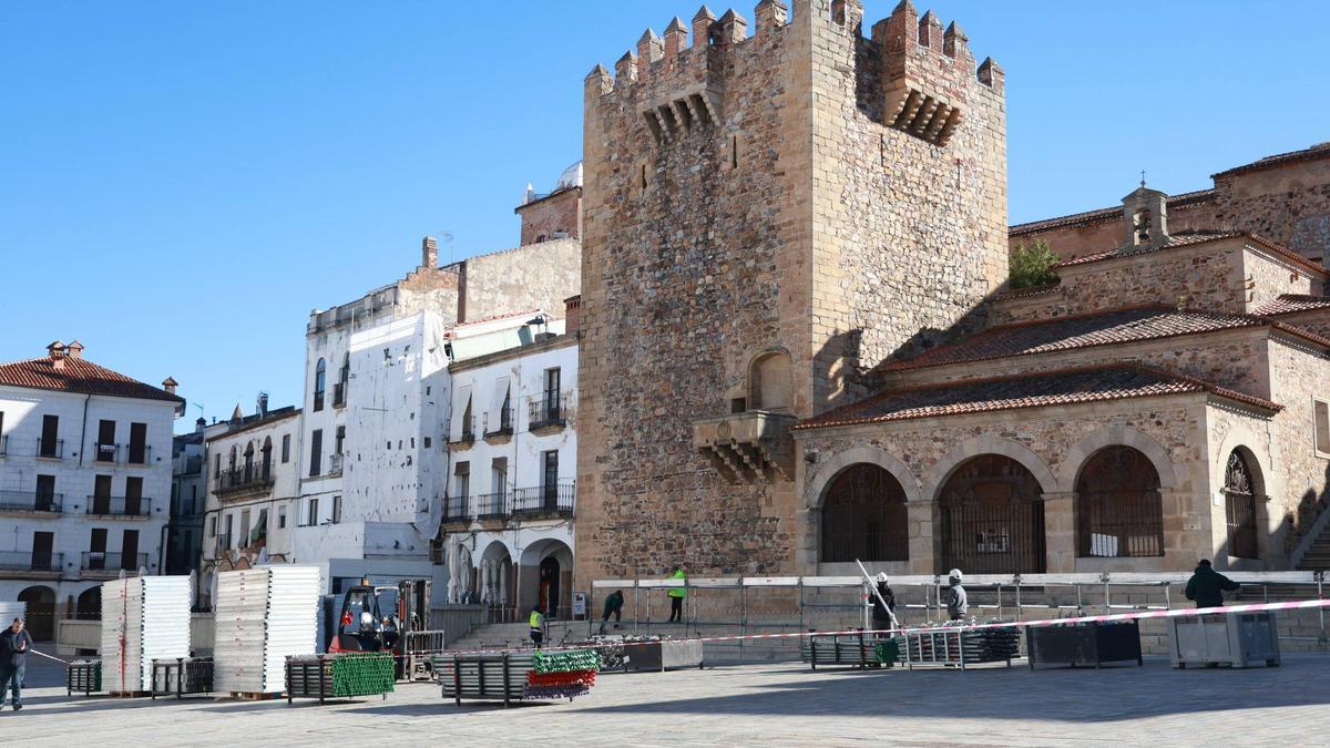 La pista de hielo de la plaza Mayor toma forma en Cáceres