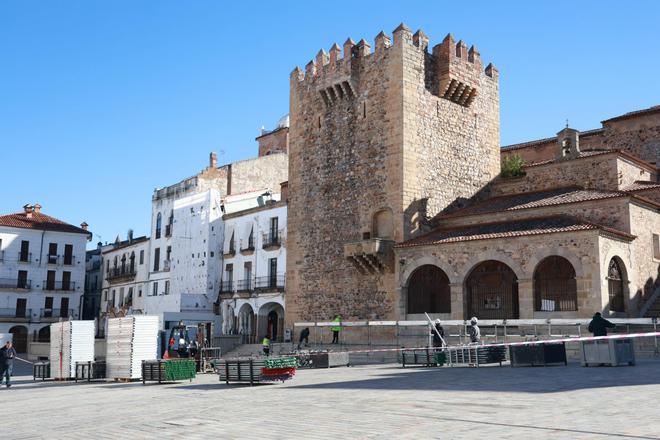 La pista de hielo de la plaza Mayor toma forma en Cáceres