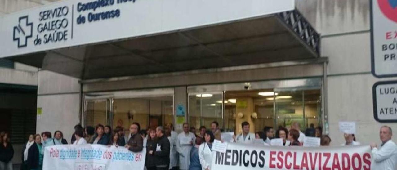 Médicos y personal sanitario de urgencias en la movilización de ayer a las puertas del CHUO. // J.R.